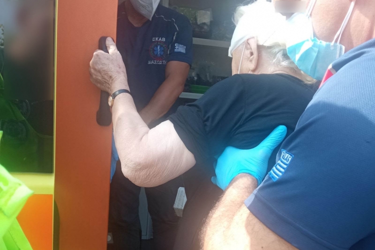 Σοβαρός τραυματισμός ηλικιωμένης στην πλατεία Κύπρου – Εγκλωβίστηκε το πόδι της σε σπασμένο μάρμαρο